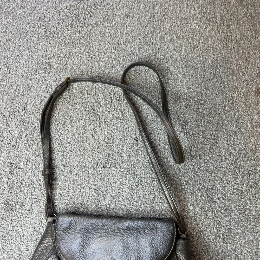 Tignanello purse pebbled Leather grey Crossbody Bag Tassel metallic chic fashion